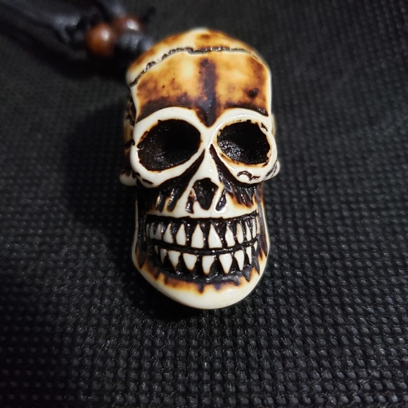 Women's NWT Carved Skull Adjustable Necklace - Picture 3 of 8